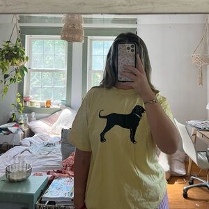 The black dog yellow tee shirt